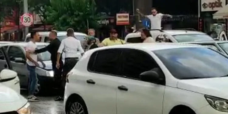 Bursa’da kaza sonrası birbirlerine girdiler