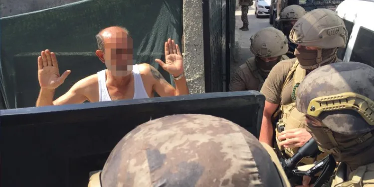 Adana’da özel harekatlı uyuşturucu baskını
