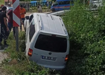 Bursa’da içinde 6 kişi olan araç su kanalına düştü