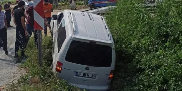 Bursa’da içinde 6 kişi olan araç su kanalına düştü