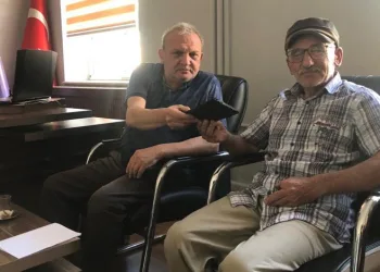 Bursa’da para dolu çantayı sahibine teslim etti
