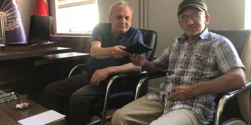 Bursa’da para dolu çantayı sahibine teslim etti