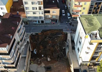 İnşaat alanında çökme: 3 binaya tahliye