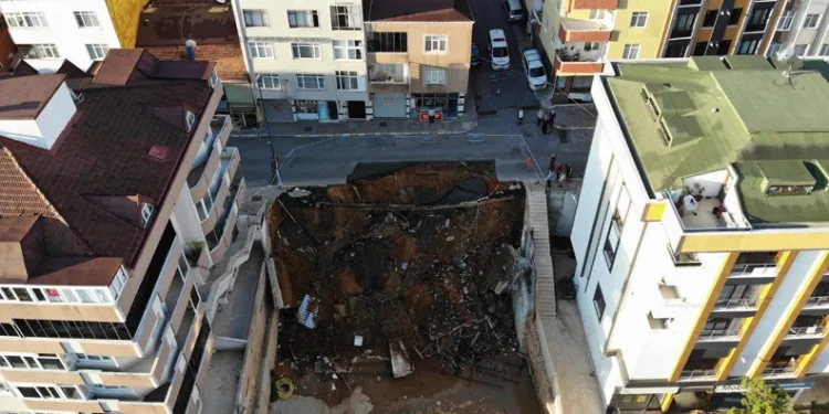 İnşaat alanında çökme: 3 binaya tahliye