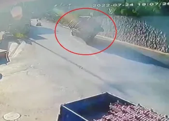 Bursa’da demir yüklü TIR devrildi