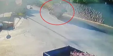Bursa’da demir yüklü TIR devrildi