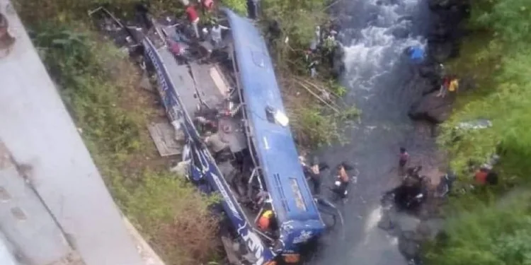 Kenya’da otobüs nehre düştü: 24 ölü