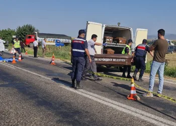 Yayalara araç çarptı: 1’i çocuk, 2 ölü