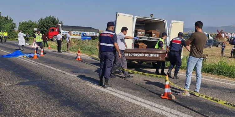 Yayalara araç çarptı: 1’i çocuk, 2 ölü