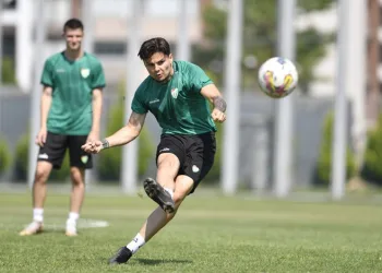 Bursaspor sabah antrenmanın şut çalıştı
