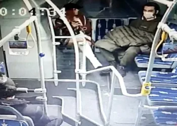 Metrobüste taciz iddiasına tekmeli saldırı