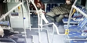 Metrobüste taciz iddiasına tekmeli saldırı