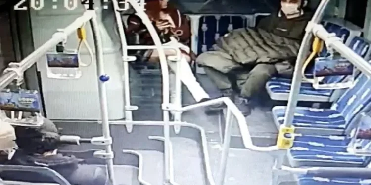 Metrobüste taciz iddiasına tekmeli saldırı