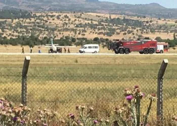 Piste iniş yapmak isteyen uçağın tekeri koptu