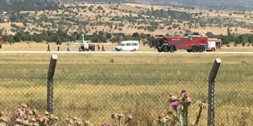 Piste iniş yapmak isteyen uçağın tekeri koptu