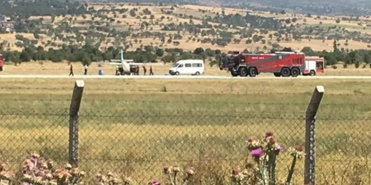 Piste iniş yapmak isteyen uçağın tekeri koptu