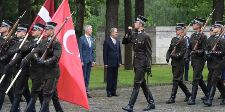 Milli Savunma Bakanı Akar, Letonya’da
