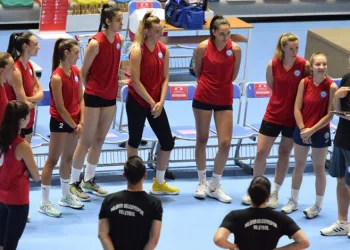 Nilüfer Belediyespor yeni antrenörle sezonu açtı