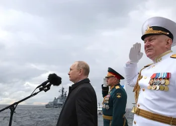 Putin, Rus donanması geçit törenine katıldı