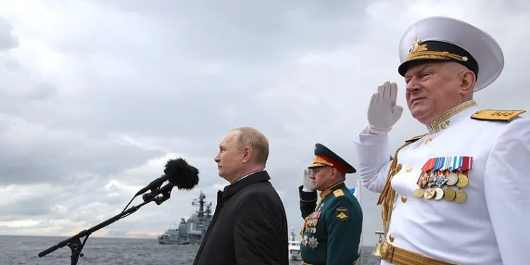 Putin, Rus donanması geçit törenine katıldı
