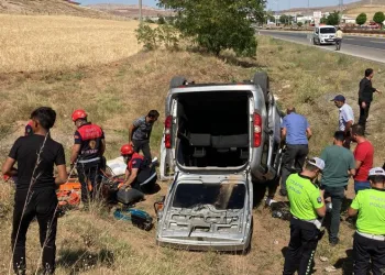 Sivas’ta şarampole yuvarlanan araçtaki 7 kişi yaralandı