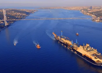 Doğal gazı karaya ulaştıracak dev gemi İstanbul Boğazı’ndan geçti