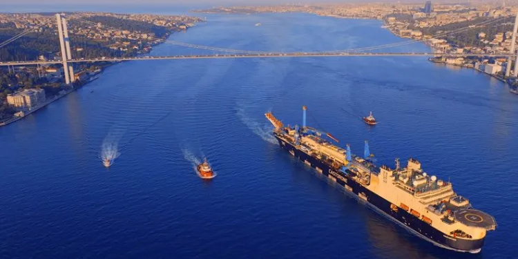 Doğal gazı karaya ulaştıracak dev gemi İstanbul Boğazı’ndan geçti