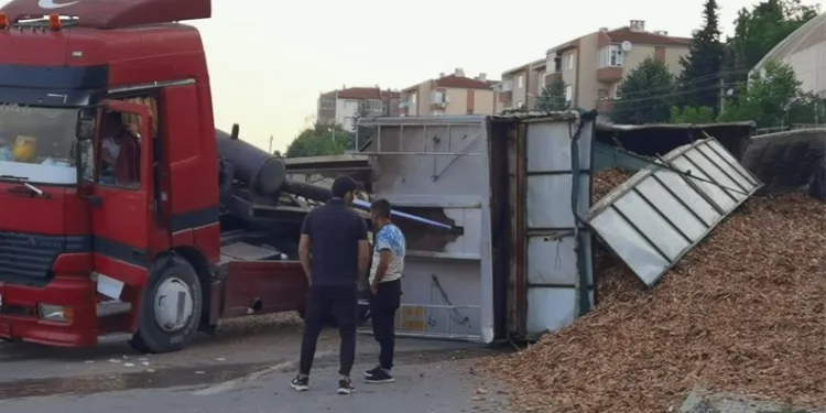 Bursa’da TIR devrildi, yol ulaşıma kapandı