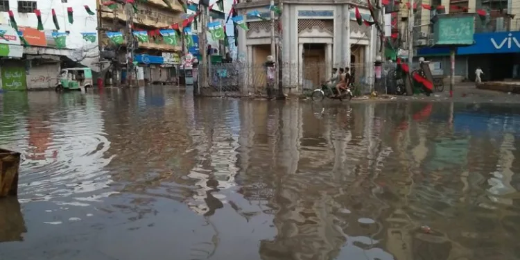 Pakistan’ı sel vurdu: 20 ölü