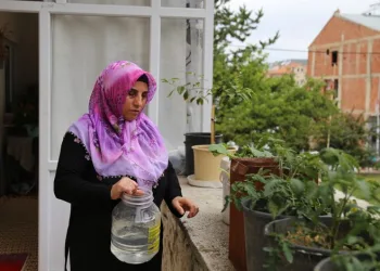 Gözleri görmeyen Songül  azmiyle örnek oluyor