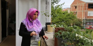 Gözleri görmeyen Songül  azmiyle örnek oluyor