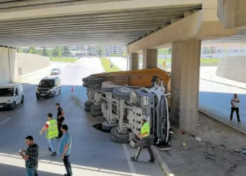 Bursa’da damperi köprüye çarpan kamyon devrildi