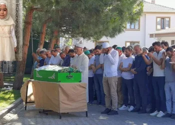 4 yaşındaki Ahsen gözyaşları arasında toprağa verildi