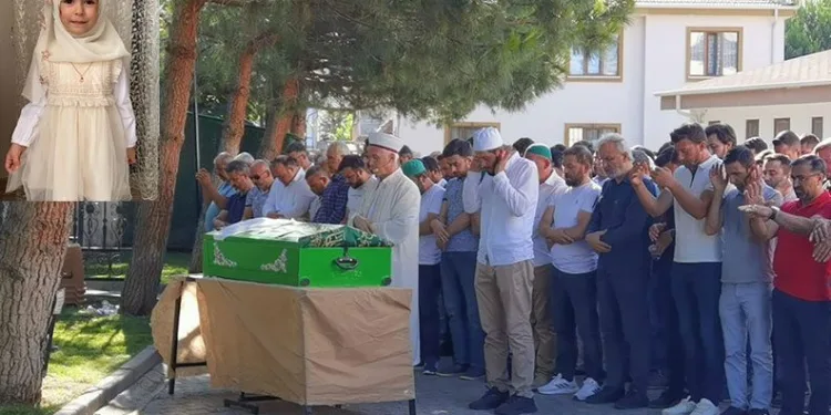 4 yaşındaki Ahsen gözyaşları arasında toprağa verildi