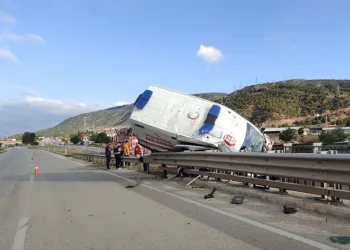 Hasta taşıyan ambulans kaza yaptı