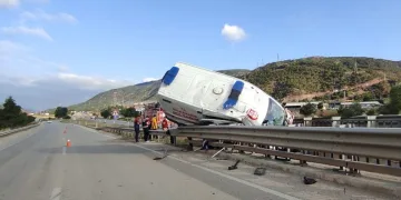 Hasta taşıyan ambulans kaza yaptı