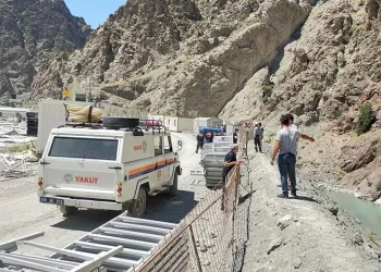 Çoruh nehrine giren 18 yaşındaki işçi kayboldu