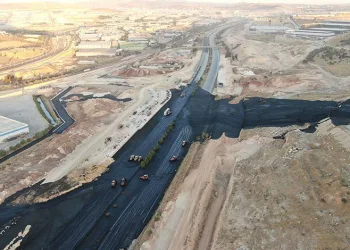 Atık faciasının yaşandığı otoyol siyaha büründü