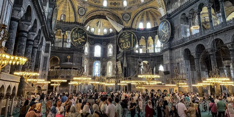 Ayasofya’ya 2 yılda 6,5 milyon ziyaretçi