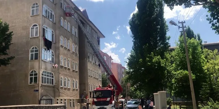 1 yaşındaki bebek evde mahsur kaldı