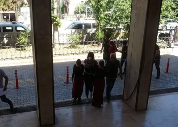 Bohçacı süsü ile hırsızlık yapan kadınlar tutuklandı
