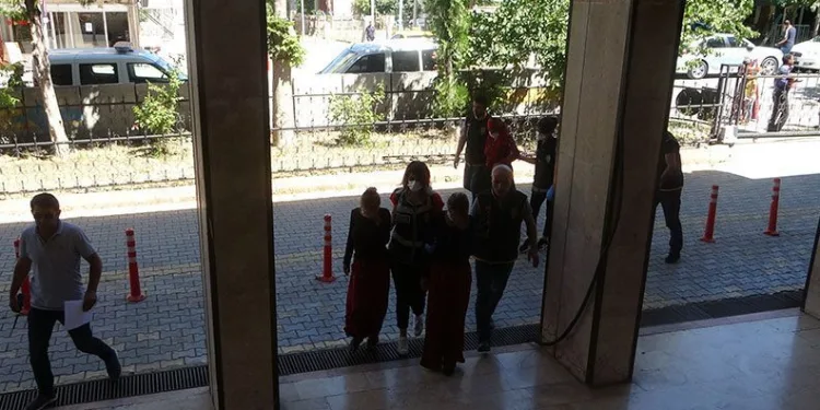 Bohçacı süsü ile hırsızlık yapan kadınlar tutuklandı