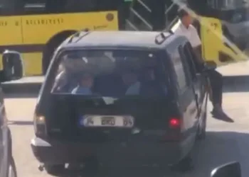 Bursa’da araca sığmayınca kaputta yolculuk yaptı