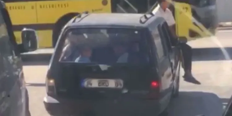 Bursa’da araca sığmayınca kaputta yolculuk yaptı