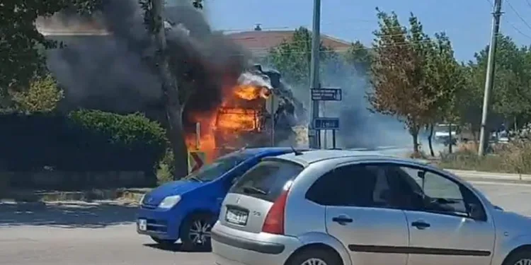 Bursa’daki araç yangınlarında maddi zarar oluştu