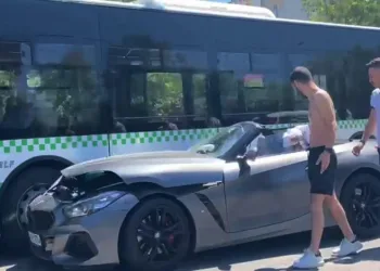 Bursa’da lüks araç özel halk otobüsüyle çarpıştı