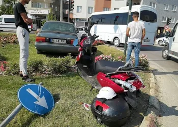 Bursa’da otomobil motosiklete çarptı: 1 yaralı