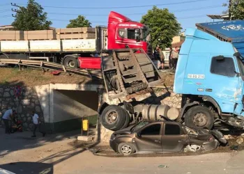 Bursa’da feci kaza! TIR otomobilleri ezdi