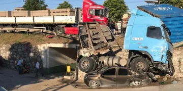 Bursa’da feci kaza! TIR otomobilleri ezdi
