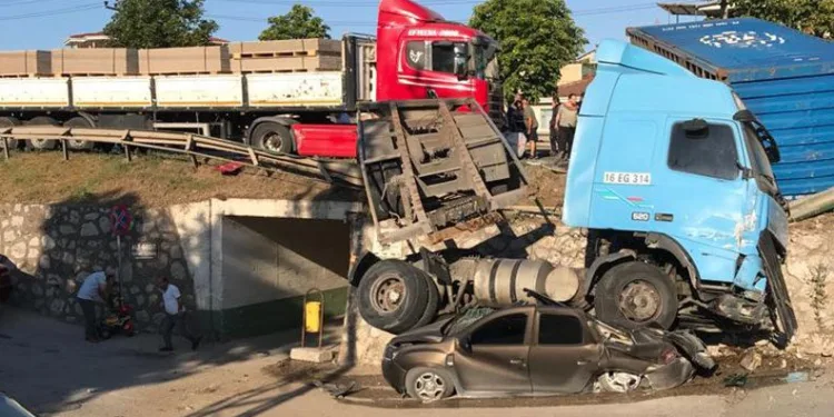 Bursa’da feci kaza! TIR otomobilleri ezdi